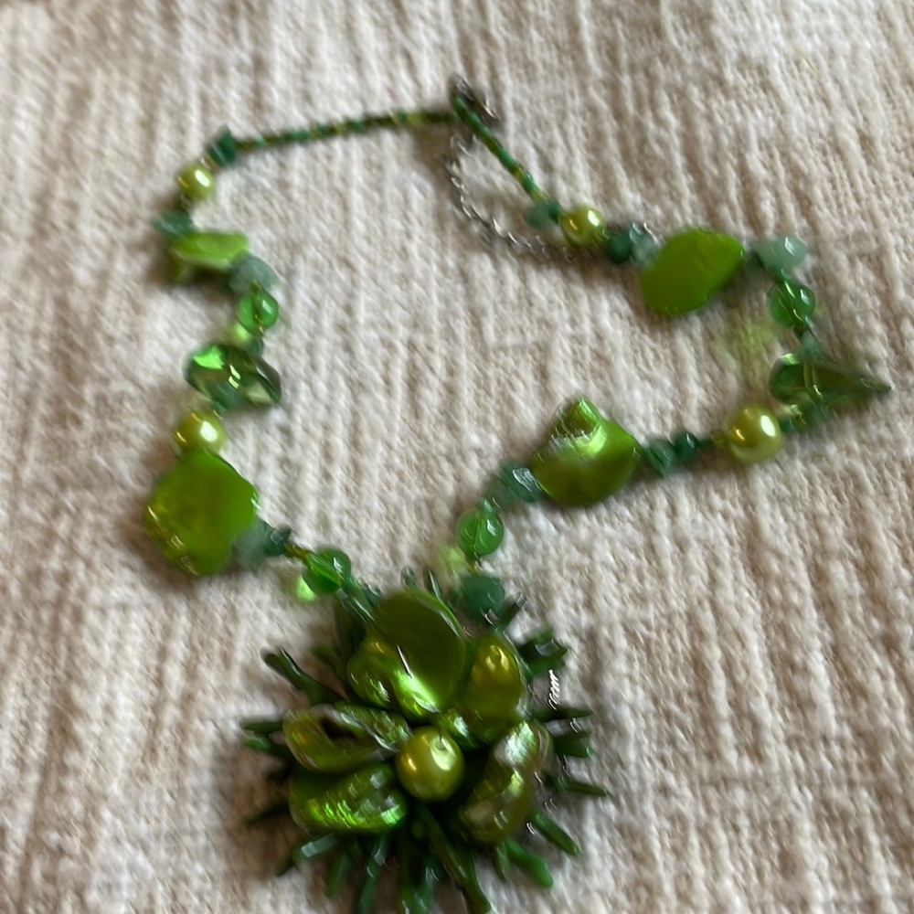 Green floral beaded necklace. 91/2” long with 4” extender.